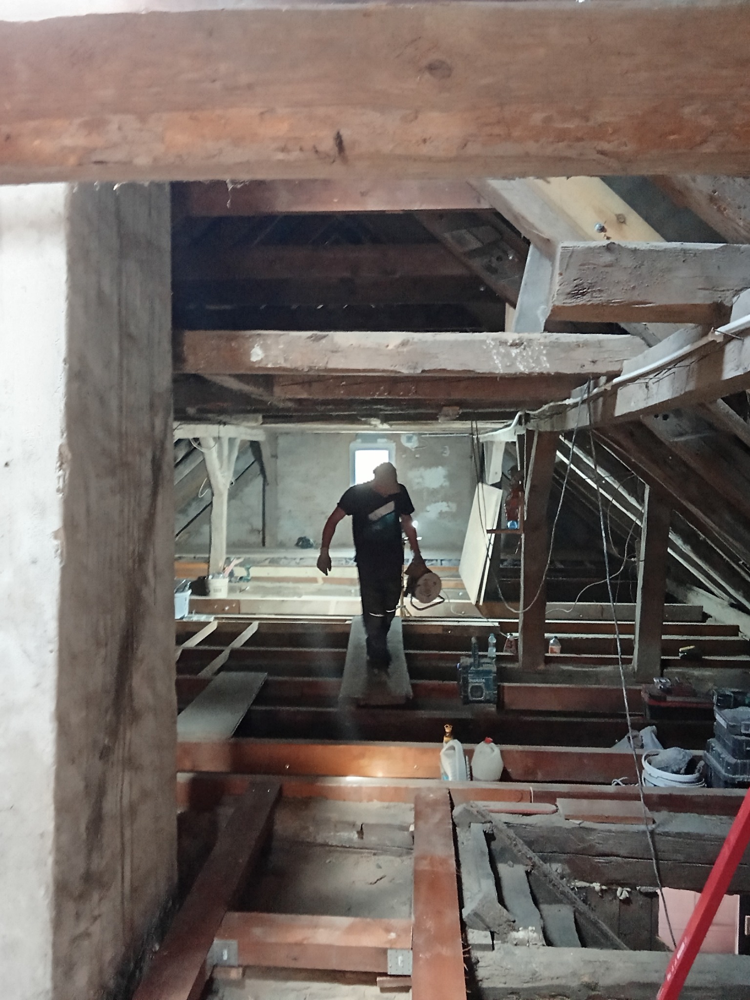 Przerobione konstrukcji starego budynku i komplety remont domu 250 m