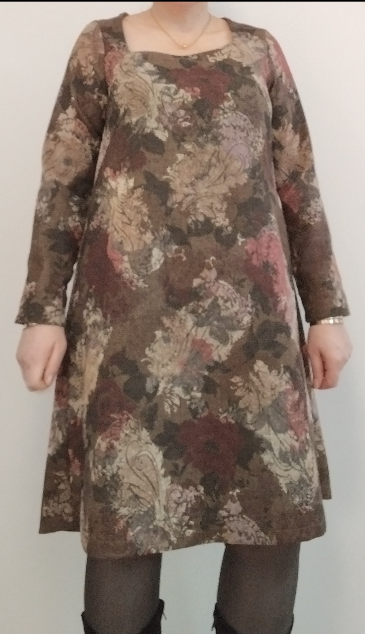 Sukienka w kształcie litery A, oversize, dekolt asymetryczny