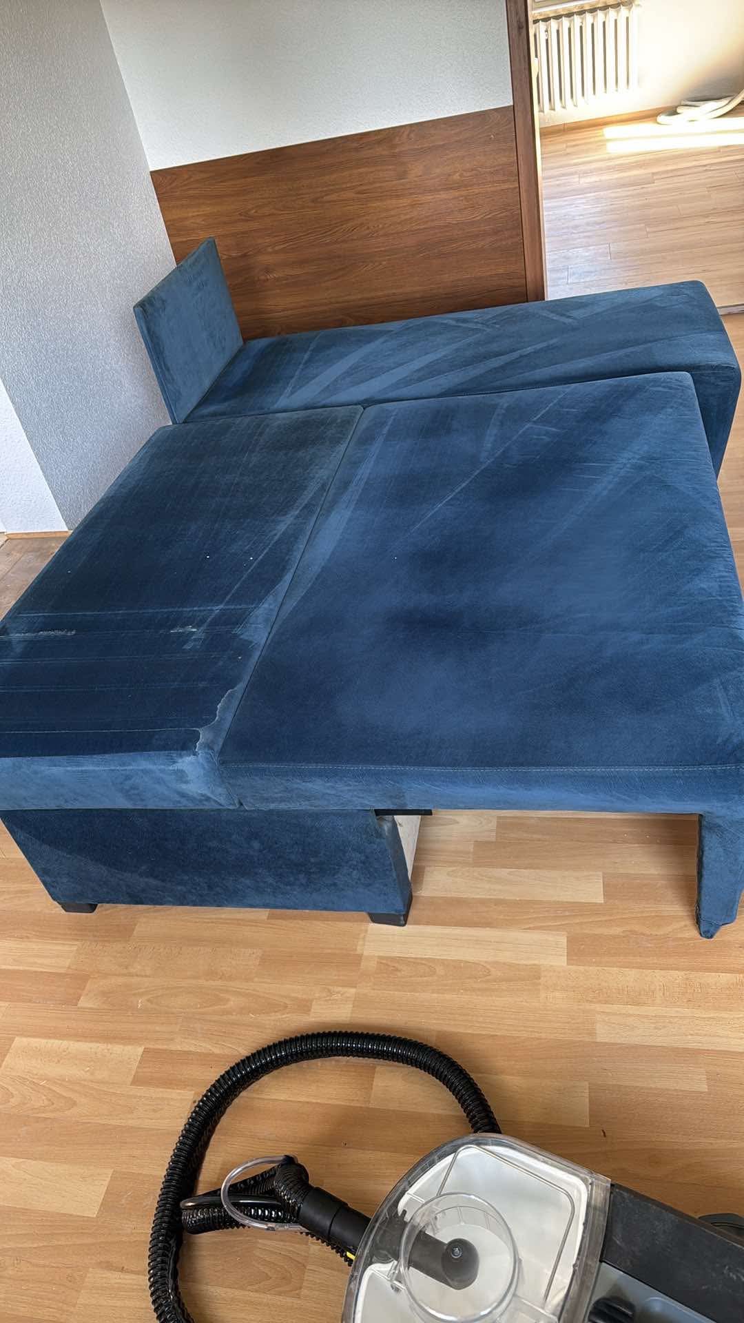 Czyszczenie sofy z aksamitną tapicerką w Wieniawie, z użyciem odkurzacza piorącego. Widoczne ślady po czyszczeniu.