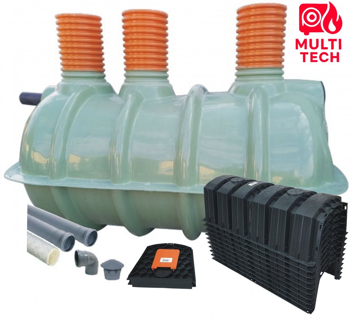 Zielony, trójkomorowy zbiornik na szambo z pomarańczowymi kominami wentylacyjnymi, rurami i czarnym drenażem rozsączającym na białym tle. Logo Multi Tech w rogu.