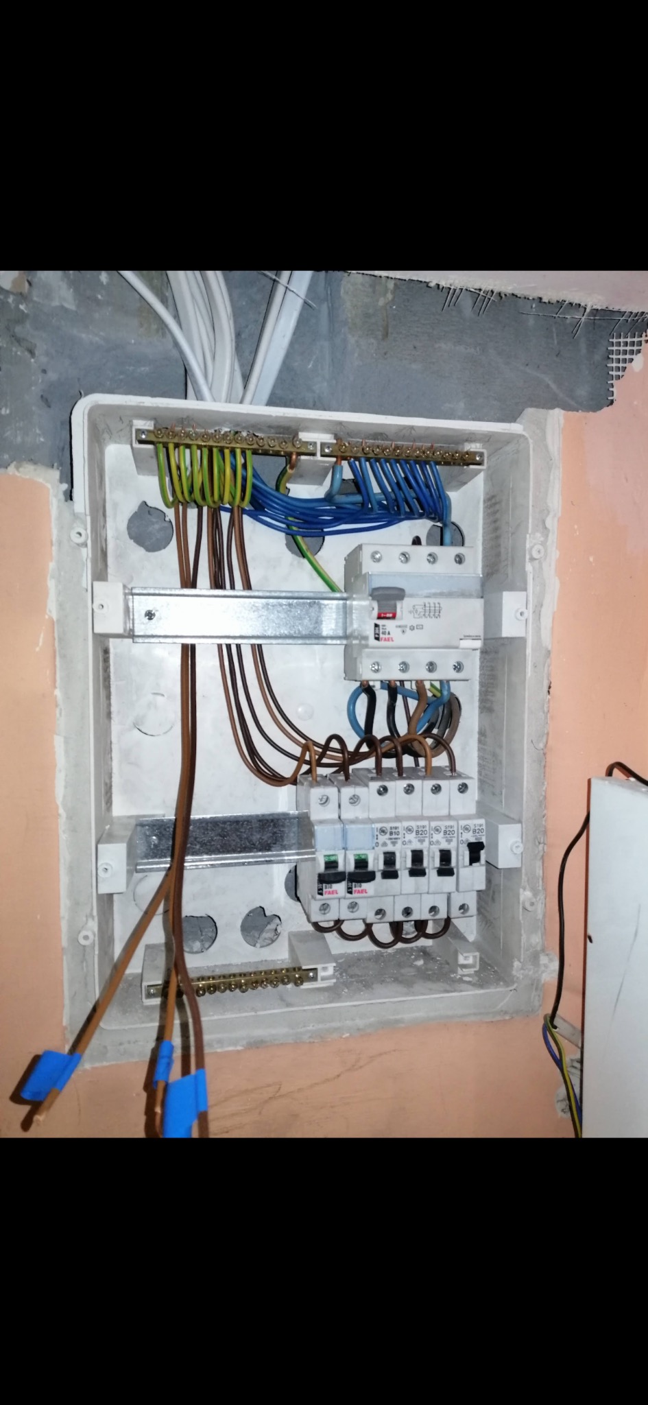 Wymiana starej instalacji mieszkaniowej na nową.