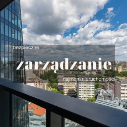 Madro Real Estate Szczecin - Kreatywna sprzedaż nieruchomości - Pas nadmorski - Widok z balkonu wysokiego budynku na panoramę miasta w słoneczny dzień, z widocznymi budynkami mieszkalnymi i biurowymi.