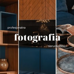 Madro Real Estate Szczecin - Kreatywna sprzedaż nieruchomości - Pas nadmorski - Fragment wnętrza mieszkania: drewniany regał z dekoracyjnym konikiem morskim, ciemnoniebieska zabudowa kuchenna z złotą armaturą i stolik kawowy z filiżanką na tle niebieskiej kanapy.