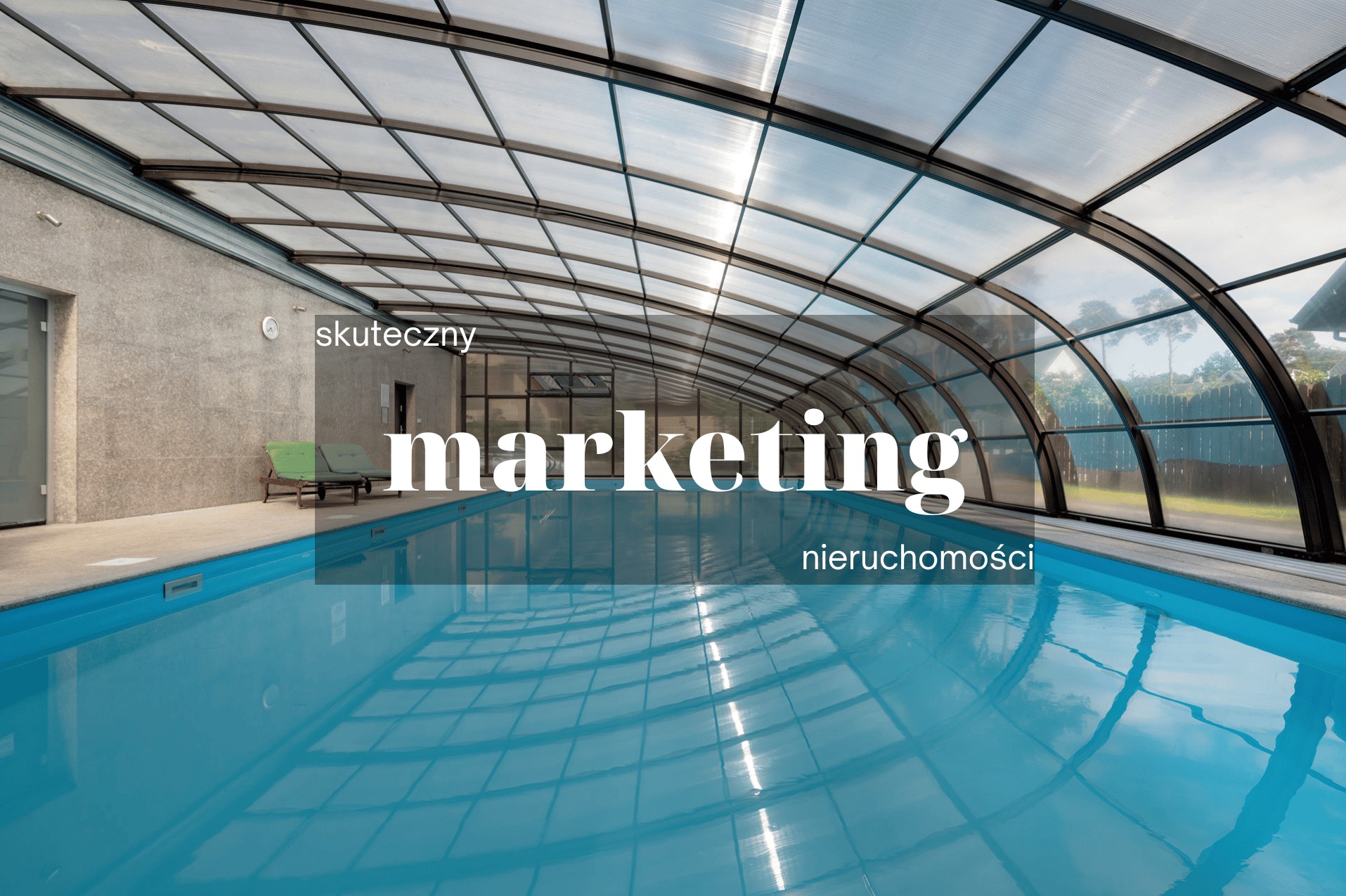 Kryty basen z przezroczystym zadaszeniem, dwa leżaki w rogu, refleksy światła w wodzie, tekst 'skuteczny marketing nieruchomości' nałożony na obraz.