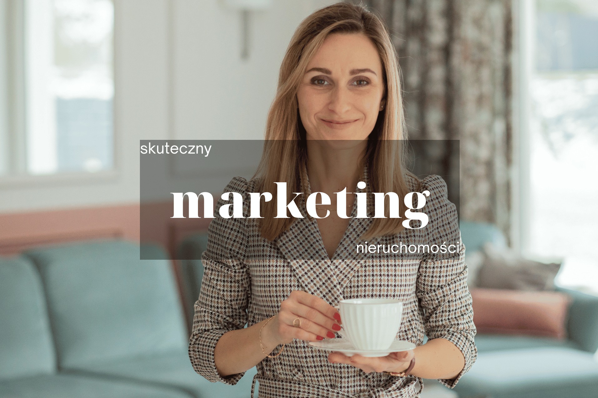Portret kobiety w kraciastej marynarce trzymającej filiżankę na spodku, z nałożonym tekstem 'skuteczny marketing nieruchomości'.
