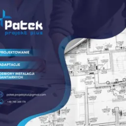 Grafika reklamowa firmy Patek projekt plus z logo, danymi kontaktowymi i hasłami: projektowanie, adaptacje, odbiory instalacji sanitarnych, na tle fragmentu rysunku technicznego instalacji.
