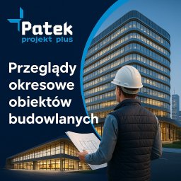 PATEK PROJEKT PLUS AGNIESZKA PATEK - Mężczyzna w kasku i kamizelce, trzymający plany na tle nowoczesnego budynku biurowego oświetlonego nocą, z widocznym logo firmy Patek projekt plus i napisem 'Przeglądy okresowe obiektów budowlanych'.