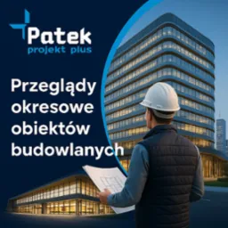 Mężczyzna w kasku i kamizelce, trzymający plany na tle nowoczesnego budynku biurowego oświetlonego nocą, z widocznym logo firmy Patek projekt plus i napisem 'Przeglądy okresowe obiektów budowlanych'.