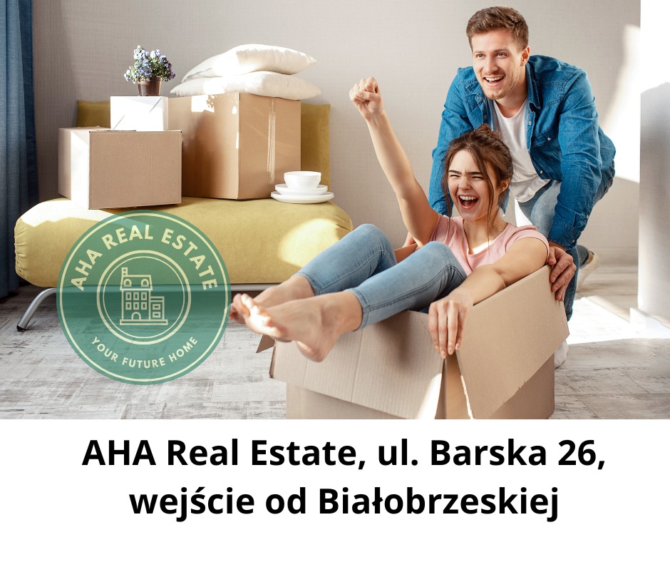 Uśmiechnięta kobieta w kartonie, popychana przez mężczyznę na tle spakowanych pudeł i sofy z poduszkami, symbolizująca radość z przeprowadzki.