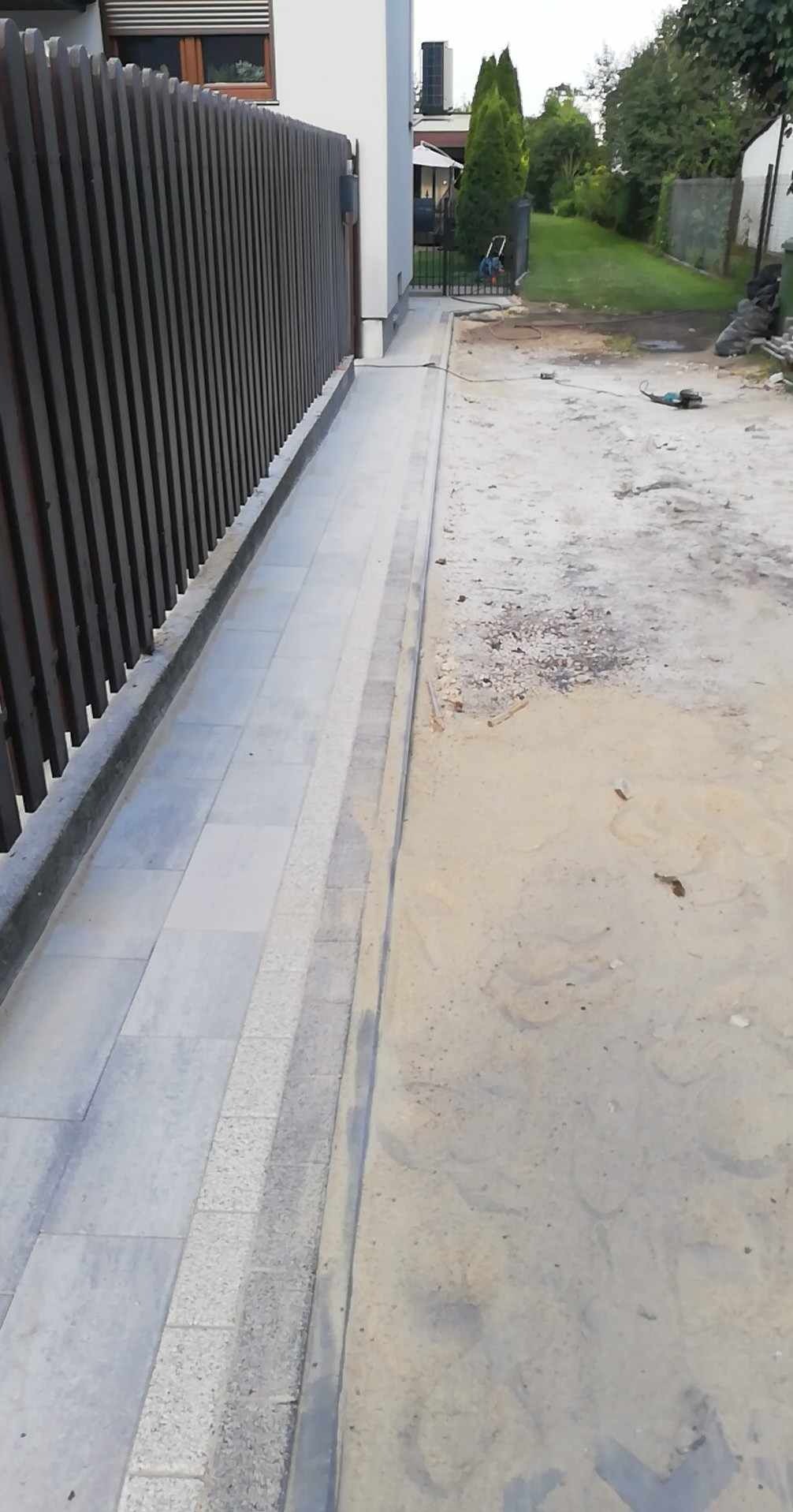 Realizacja kostki brukowej na warszawskim Wawrze (czerwiec 2024)