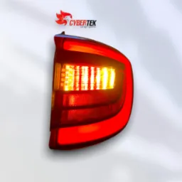 Świecąca tylna lampa samochodowa LED z logo producenta oświetlenia na górze, prezentowana na białym tle.