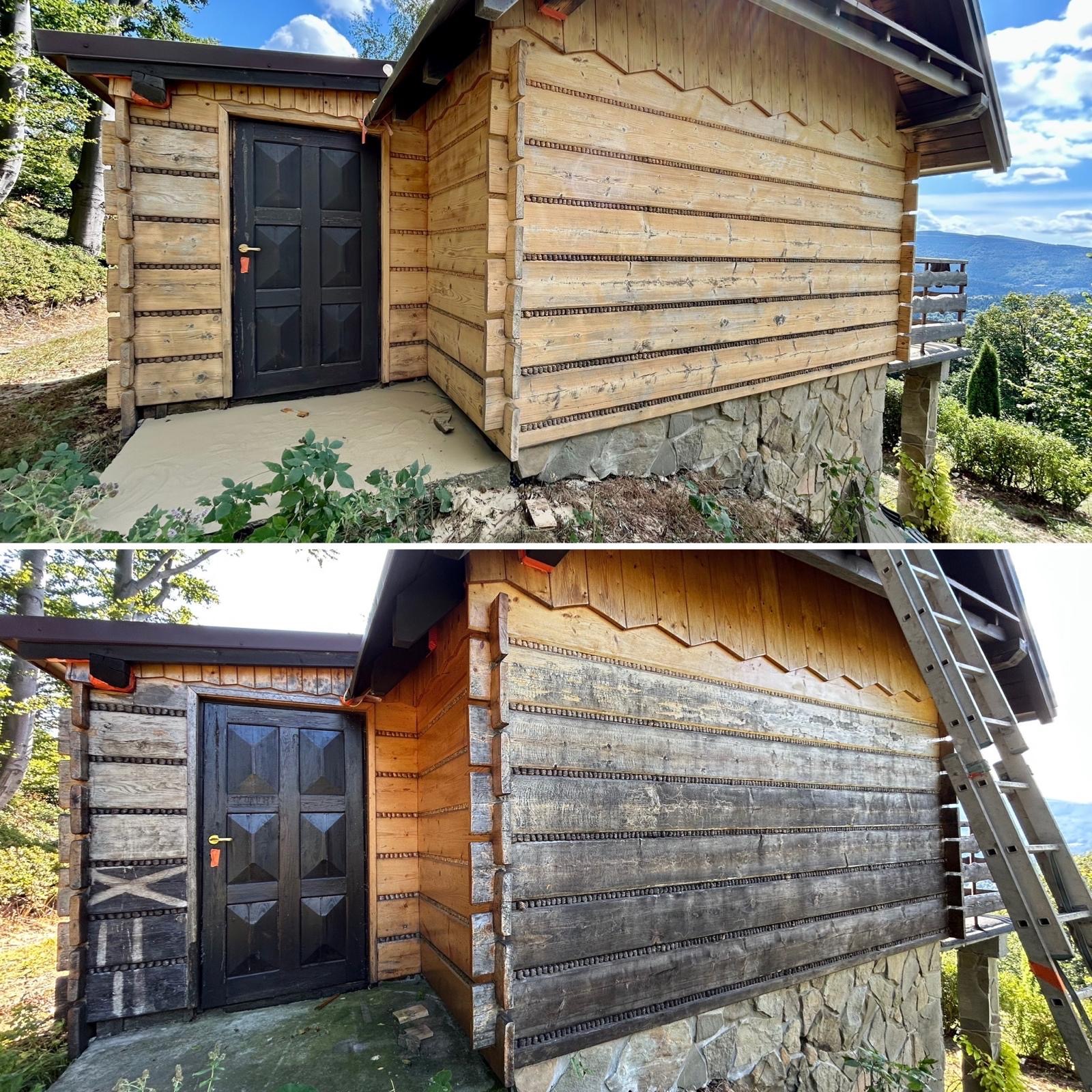 Zdjęcie 'przed i po' drewnianej elewacji budynku z czarnymi drzwiami, ukazujące efekt czyszczenia. Część elewacji jasna, część ciemna, widoczna drabina.