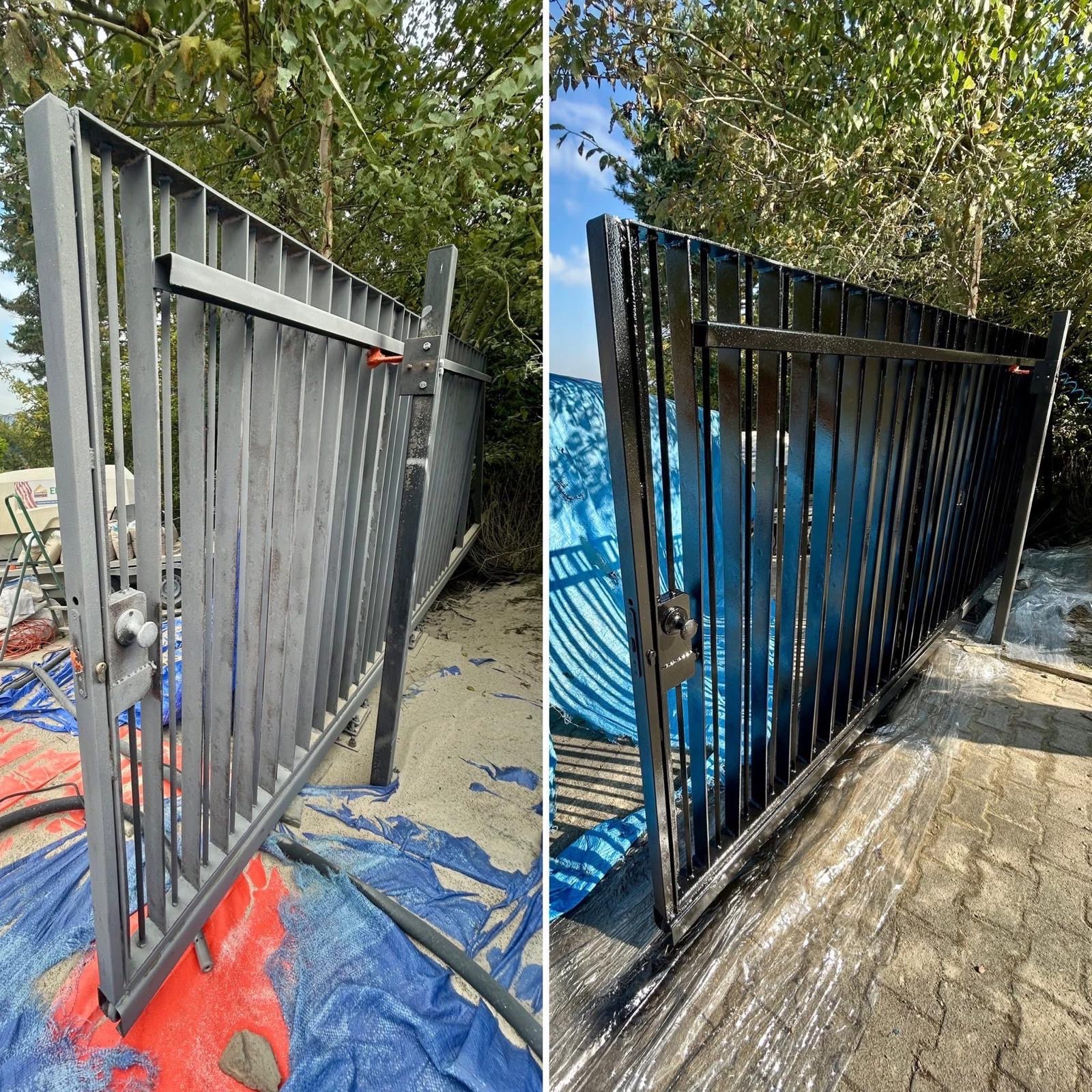 Zdjęcie 'przed i po' piaskowania metalowej bramy. Po lewej brama szara, z widocznymi śladami korozji, po prawej odnowiona, pomalowana na czarno, z połyskiem.