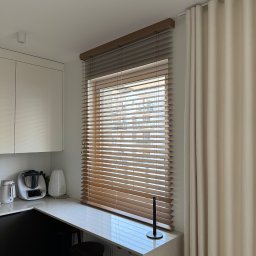 Żaluzje drewniane 50mm na drabince sznurkowej montaż do sufitu 