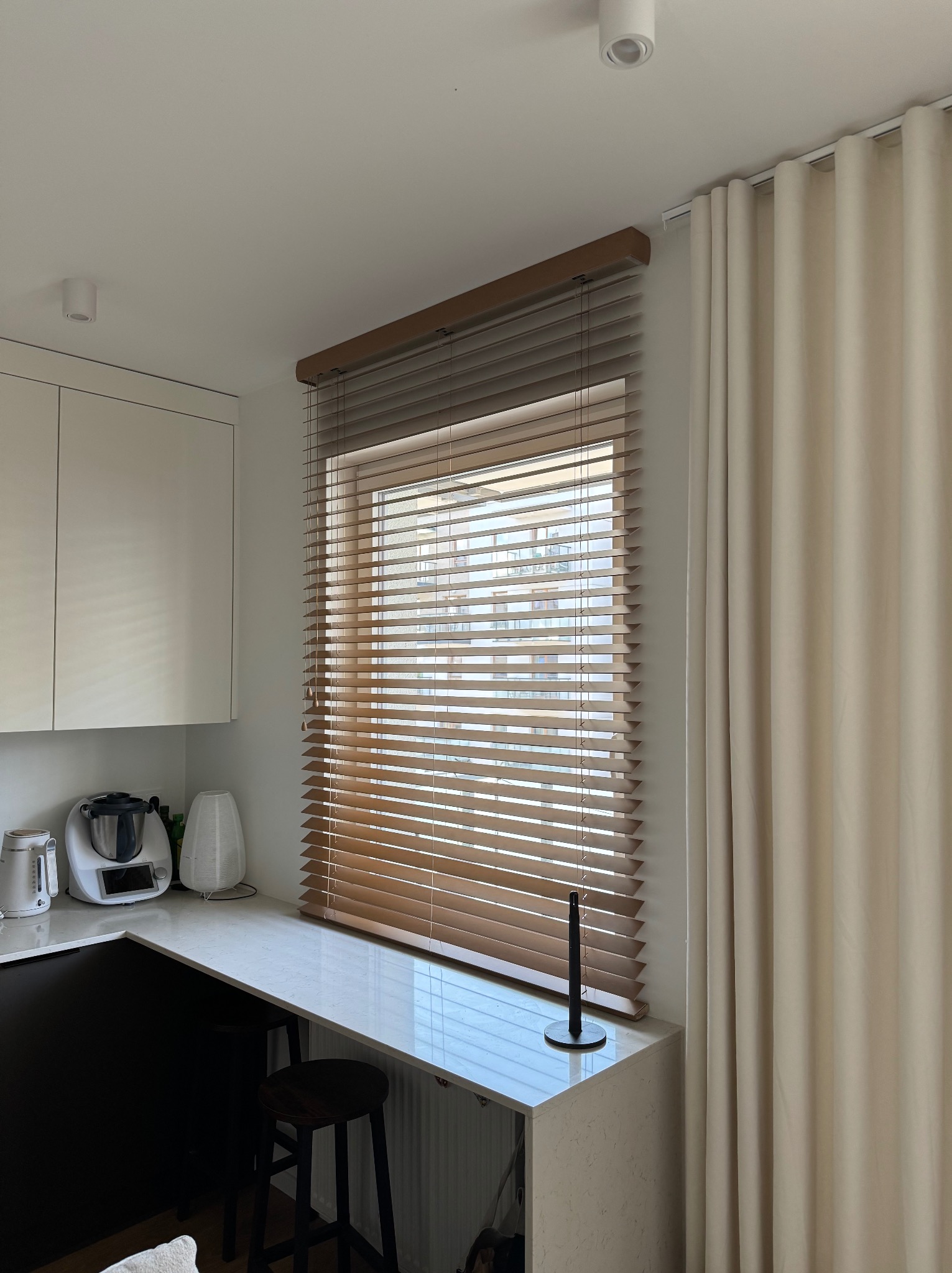 Żaluzje drewniane 50mm na drabince sznurkowej montaż do sufitu