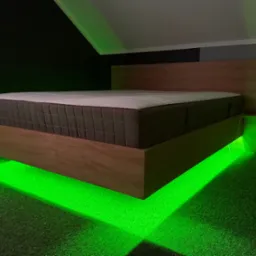 Drewniane łóżko z podświetleniem LED w Śmigiel. Nowoczesny design, prosta rama i zagłówek. Zielone światło tworzy unikalny efekt wizualny.