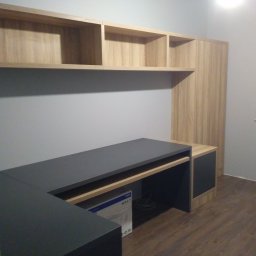 Andrii Pavlov - Nowoczesna szafa wnękowa z biurkiem i półkami w odcieniach drewna i szarości, z widocznym fragmentem ściany i podłogi, tworząca spójną całość.