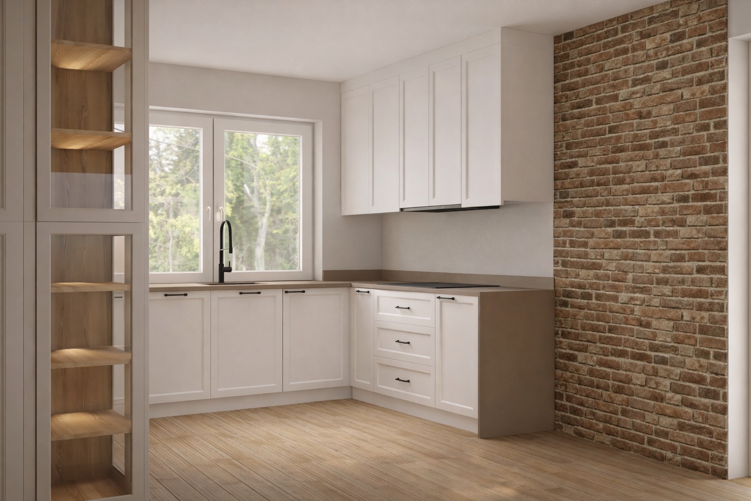 Biała kuchnia z drewnianymi akcentami i ceglaną ścianą. Widoczne szafki górne i dolne, okno z widokiem na zieleń oraz oświetlona szafka z półkami.