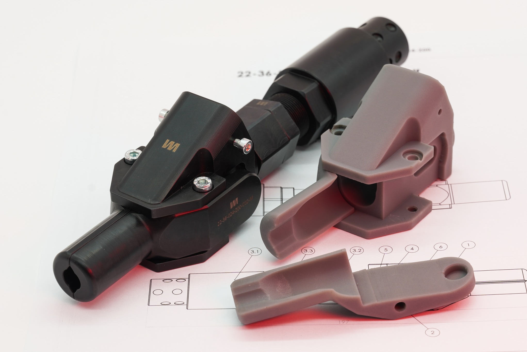 Drukowany prototyp, oraz finalna wersja wykonana na maszynach CNC.