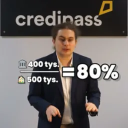 Mężczyzna w marynarce prezentuje infografikę z porównaniem kwot 400 tys. i 500 tys. oraz wynikiem 80% na tle logo firmy finansowej Credipass.
