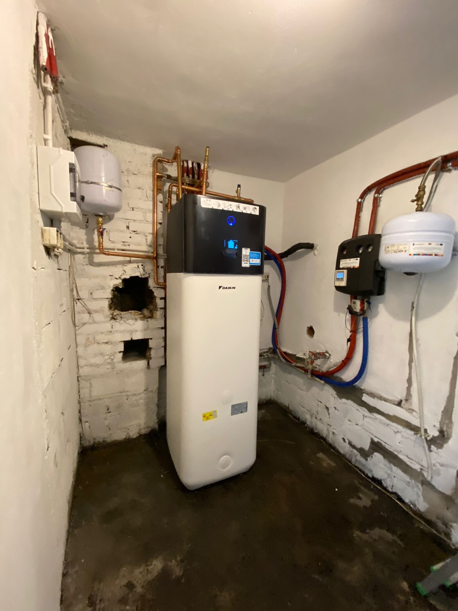 16-070 Chroszcz, pompa ciepła Daikin 8kW ERGA08EVH, EHSHB08P30E, zbiornik biwalentny ECH2O połączony z solarami