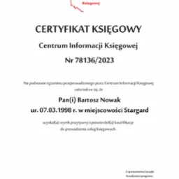 Skan Certyfikatu Księgowego wydanego przez Centrum Informacji Księgowej, numer 78136/2023, potwierdzający kwalifikacje Bartosza Nowaka do prowadzenia usług księgowych, data wydania 27.11.2024,...