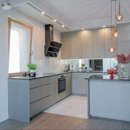 Wilanów ul. Zdrowa 
Apartament 89m2, ogródek 56 m2, 2 x komórka, 2 x miejsce garażowe. 