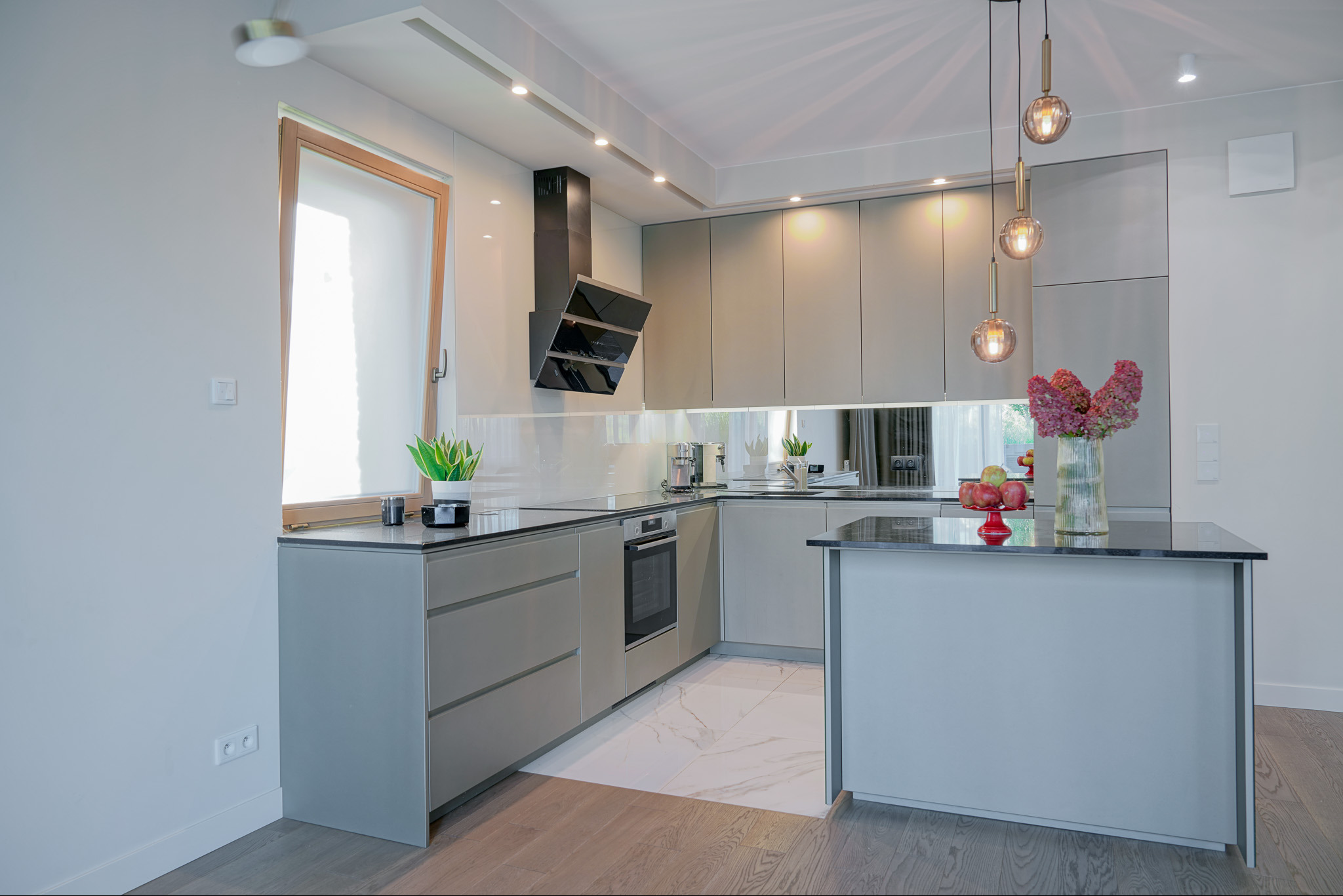 Wilanów ul. Zdrowa Apartament 89m2, ogródek 56 m2, 2 x komórka, 2 x miejsce garażowe.