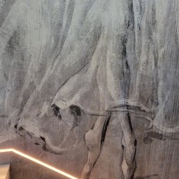 Mural od @wonderwall, montaż na klatce schodowej, idealne dopasowanie nad led