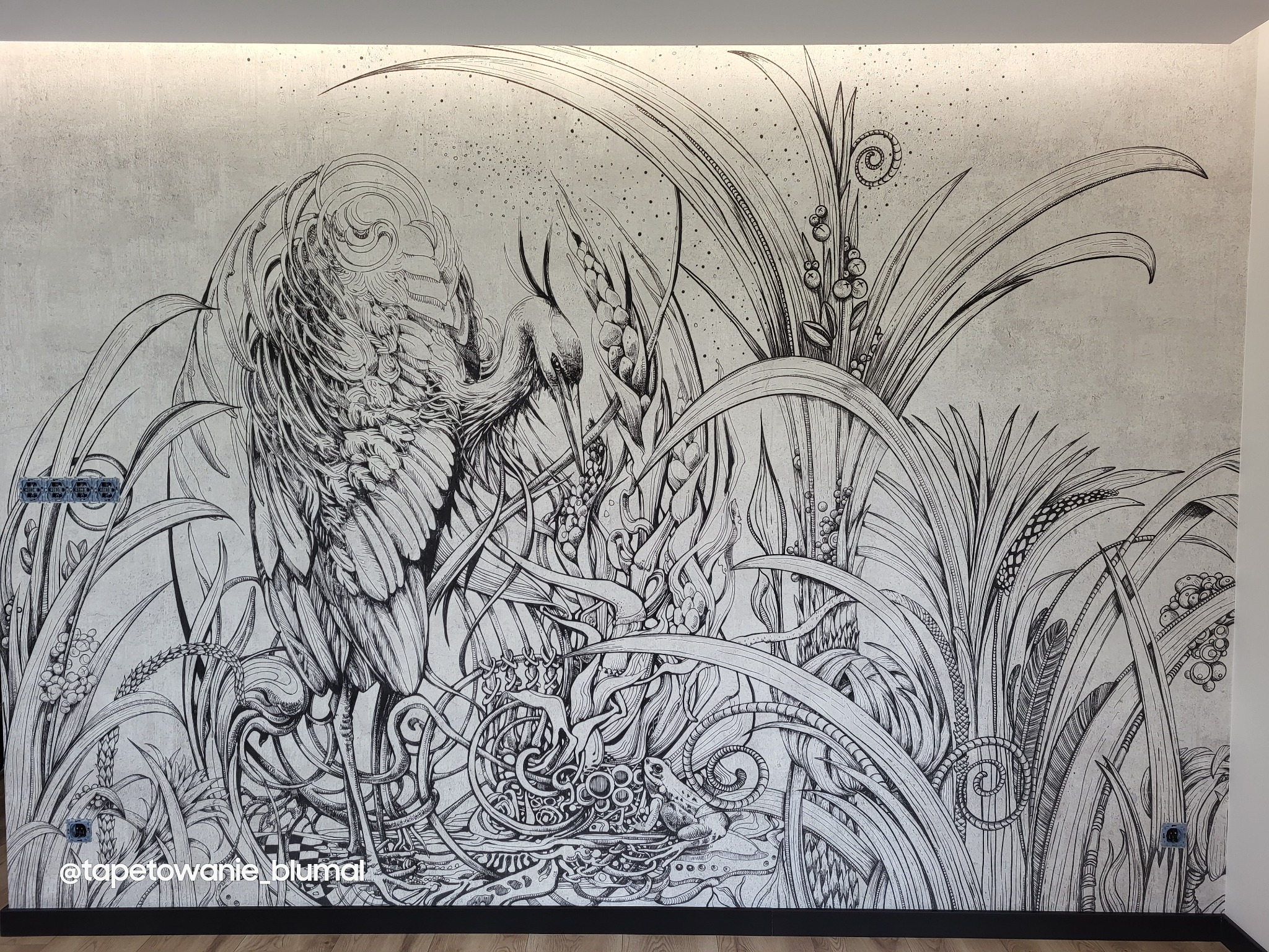 Tapeta w stylu graficznym przedstawiająca dwa żurawie w trzcinach z subtelnymi detalami, takimi jak żaby i wzory spiralne, na jasnoszarym tle.