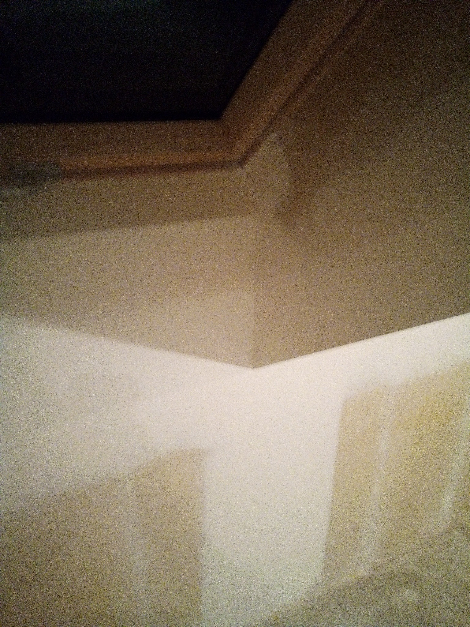 Sufit podwieszany z płyty karton gips w trakcie montażu w Jelcz-Laskowice, widoczne łączenia płyt i szpachlowanie.