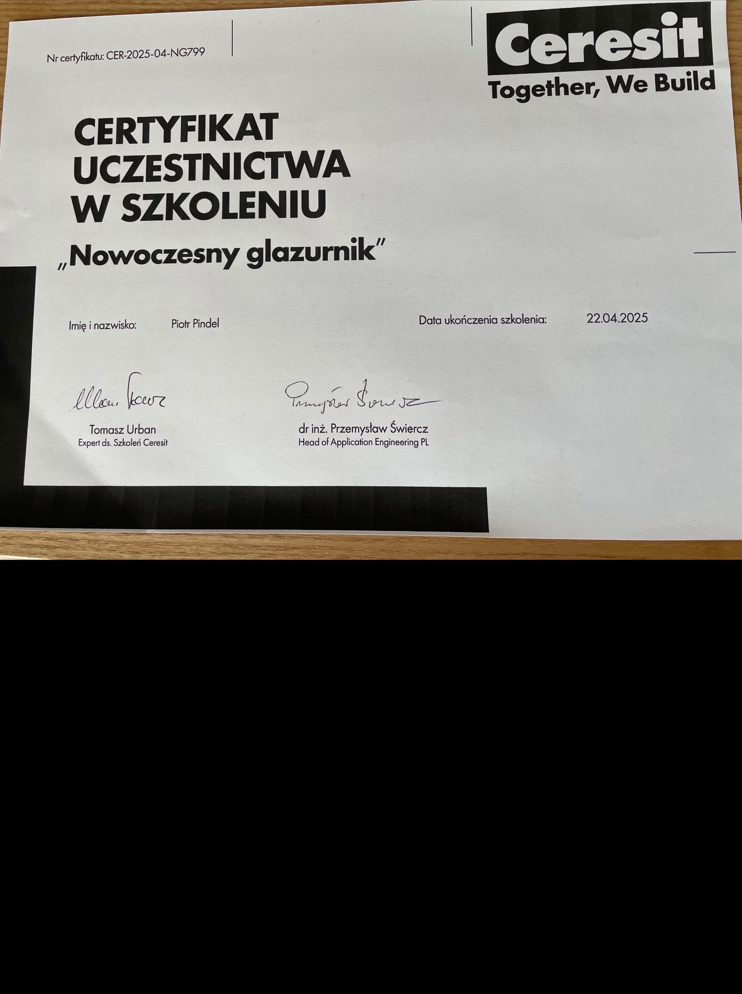 Certyfikat uczestnictwa w szkoleniu 'Nowoczesny glazurnik' marki Ceresit, z datą ukończenia 22.04.2025 i podpisami Tomasza Urbana i Przemysława Świercza.