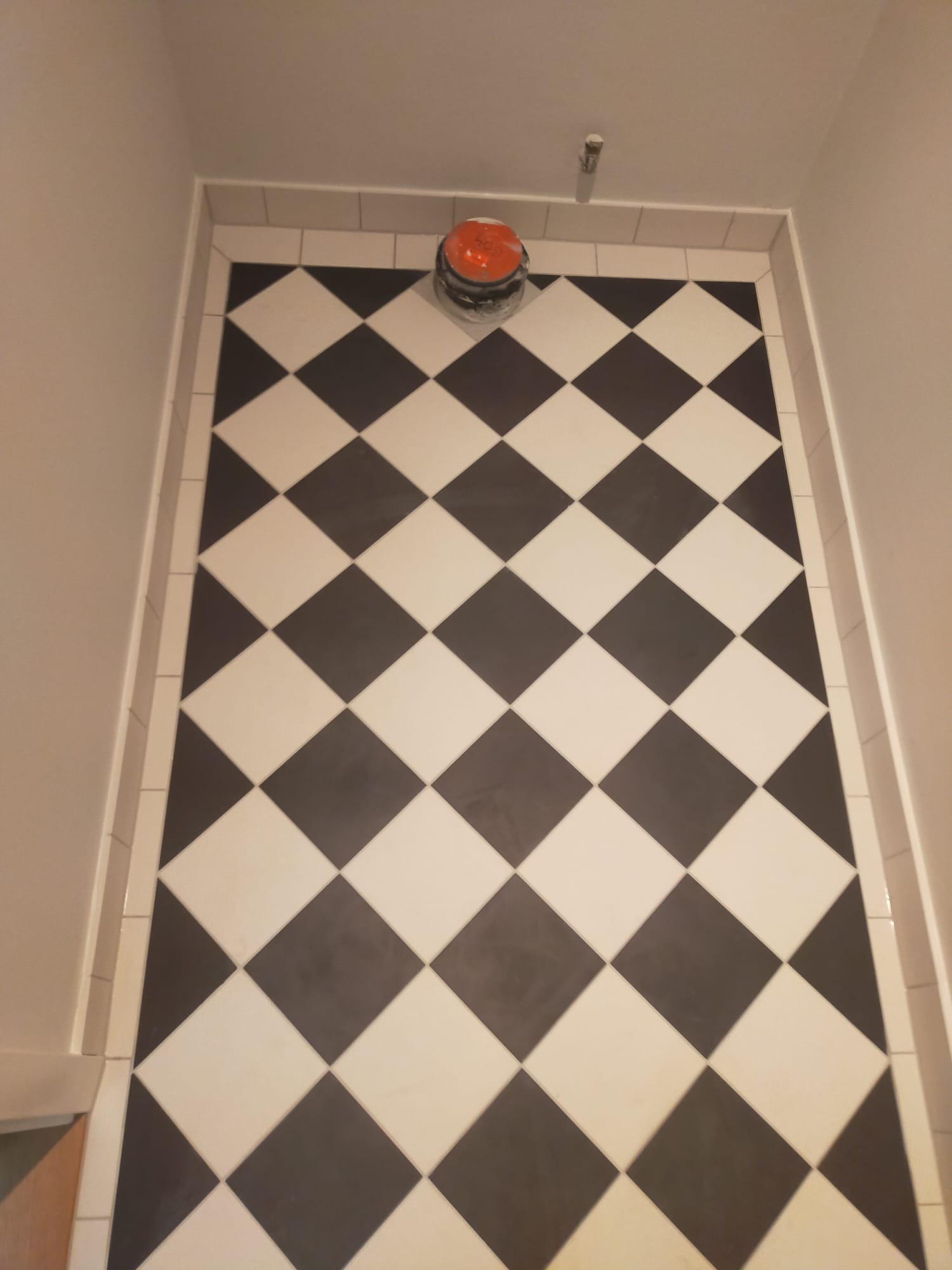 Układanie plytek w toalecie