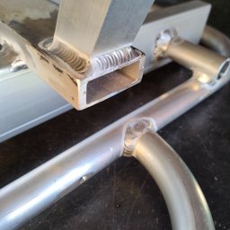 HYDROMIRO-SPAW Mirosław Rękawik - Fragment konstrukcji z profili aluminiowych połączonych spawami, widoczne spoiny i przekrój profilu.