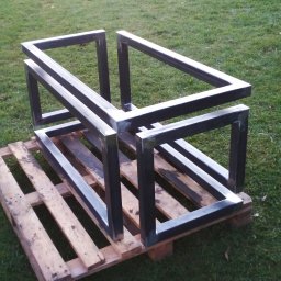 HYDROMIRO-SPAW Mirosław Rękawik - Surowa, metalowa konstrukcja z profili kwadratowych, spawana, ustawiona na drewnianej palecie na trawie.
