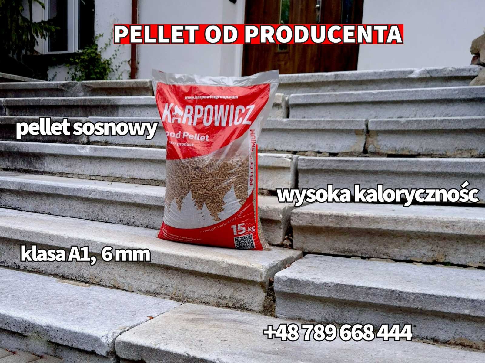 Worek pelletu sosnowego Karpowicz, klasy A1 6mm, o wysokiej kaloryczności, 15kg, na betonowych schodach. Reklama z numerem telefonu.