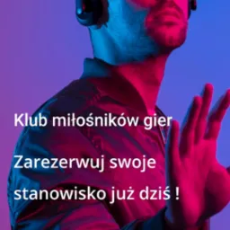 Strona internetowa klubu miłośników gier z mężczyzną w goglach VR, zachęcająca do rezerwacji stanowiska. Logo 'Dzony Games' w lewym górnym rogu.