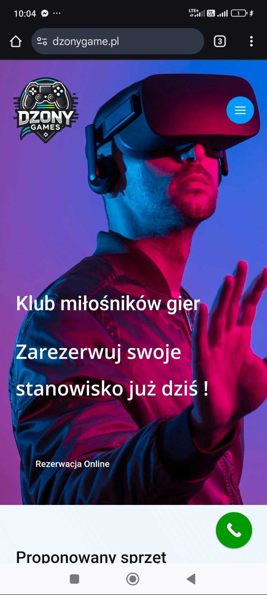 Strona internetowa klubu miłośników gier z mężczyzną w goglach VR, zachęcająca do rezerwacji stanowiska. Logo 'Dzony Games' w lewym górnym rogu.