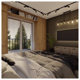 WiZ Atelier - Nowoczesna sypialnia z drewnianą zabudową okienną, widokiem na balkon i ciemną ścianą z telewizorem, oświetlona reflektorami i wiszącą lampą.