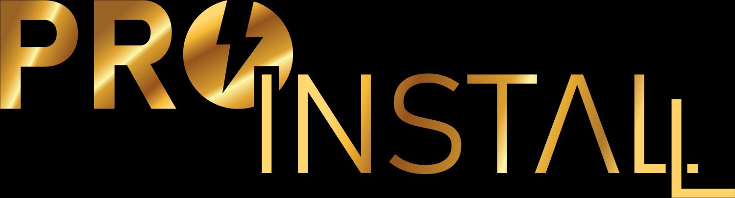 Złote logo 'PRO INSTALL' na czarnym tle, z symbolem błyskawicy w literze 'O'. Firma z Zamościa specjalizuje się w instalacjach.