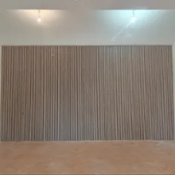 Wnętrze po montażu drewnianych lameli na ścianie, widoczne drzwi ukryte i fragment parkietu. Białe ściany z łukowymi przejściami i oknem.