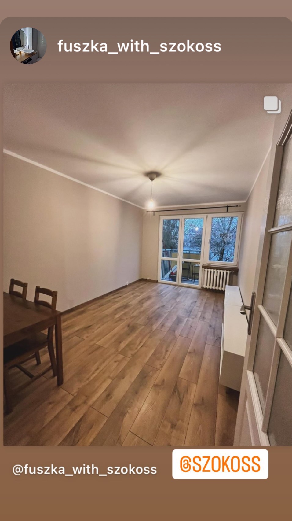 Jasne, wykończone mieszkanie z panelami podłogowymi imitującymi drewno, beżowymi ścianami i balkonem z widokiem na drzewa.