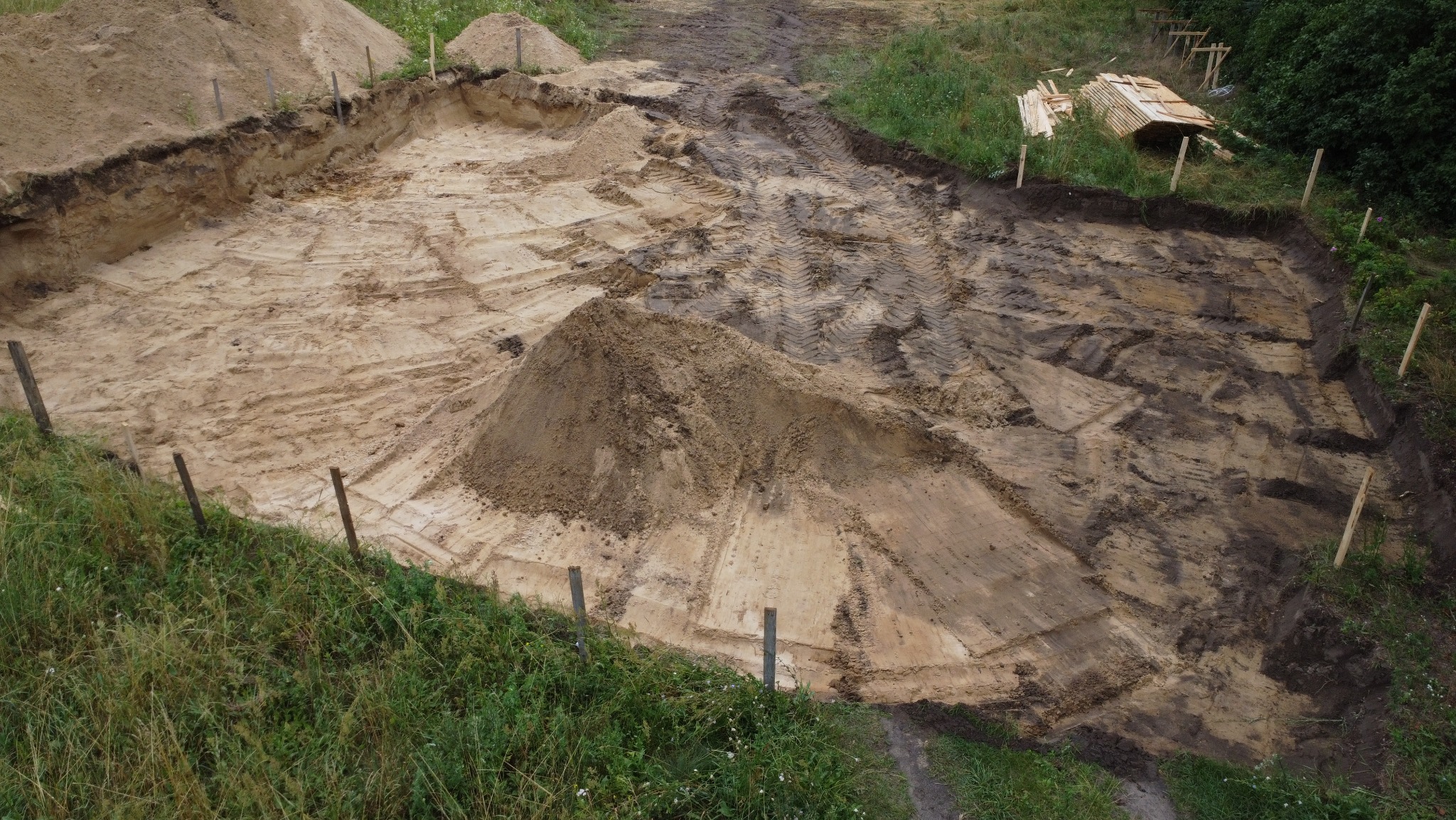 Budowa domu jednorodzinnego dwulokalowego w Pilchowie, pow. policki. Usługa: Kierownik budowy. Etap: roboty ziemne.