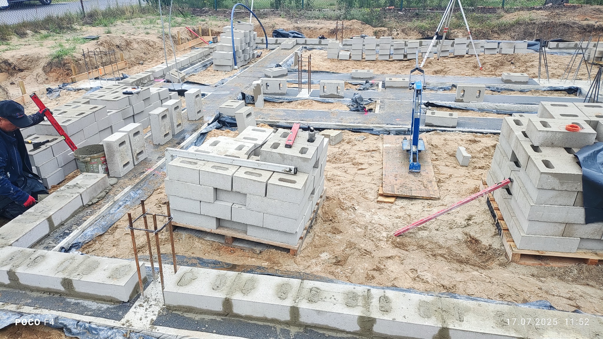 Budowa domu jednorodzinnego dwulokalowego w Wielgowie, Szczecin. Usługa: Kierownik budowy. Etap: ściany fundamentowe.