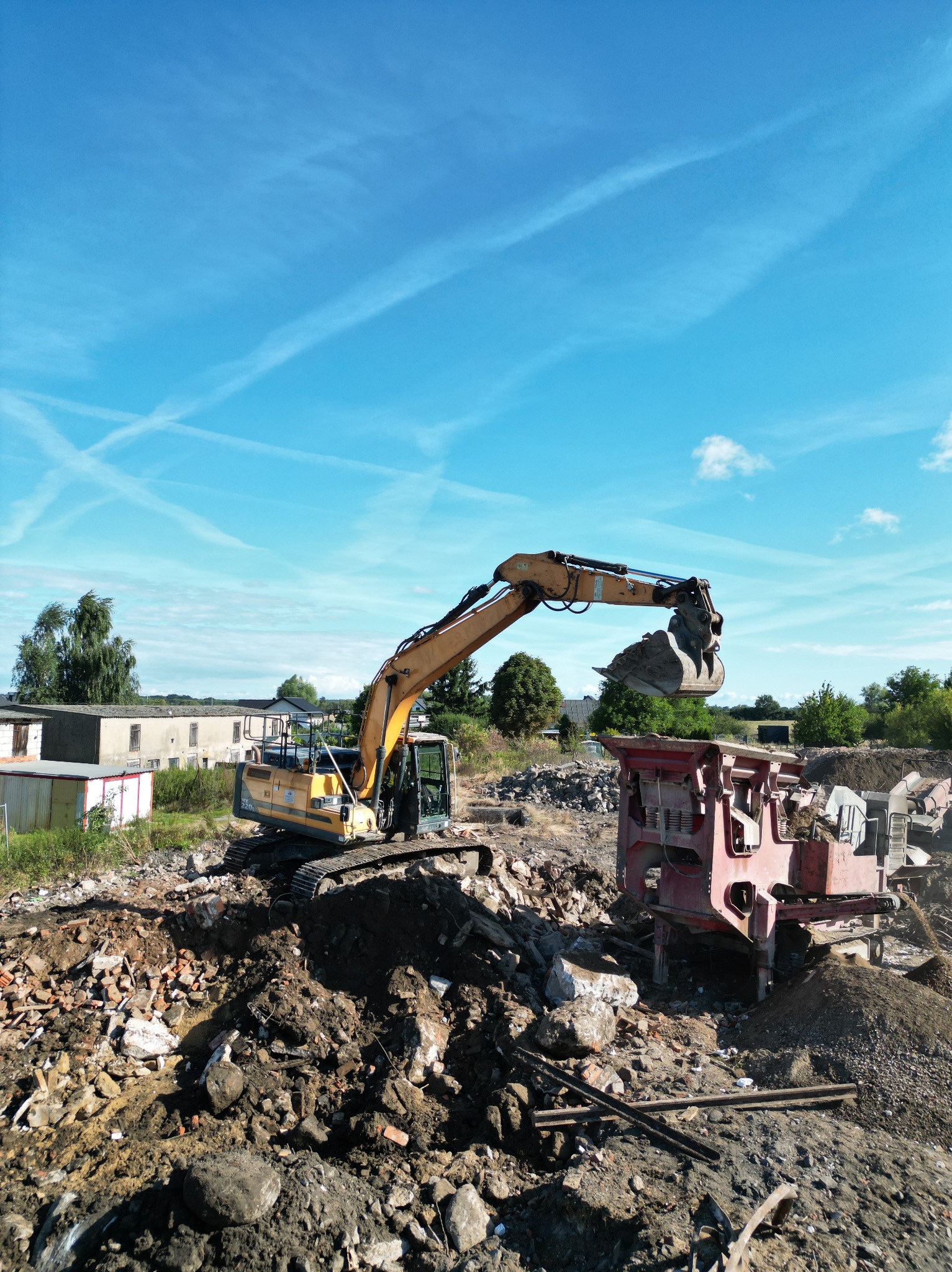 Wyburzenie starej obory wraz z kruszeniem gruzu