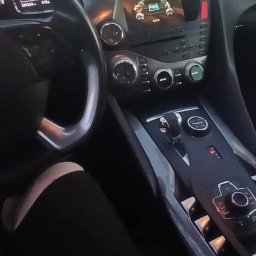 Car Serwis Sławno - Wnętrze samochodu marki Peugeot z widoczną deską rozdzielczą, kierownicą i panelem sterowania, z laptopem podłączonym do systemu diagnostycznego.