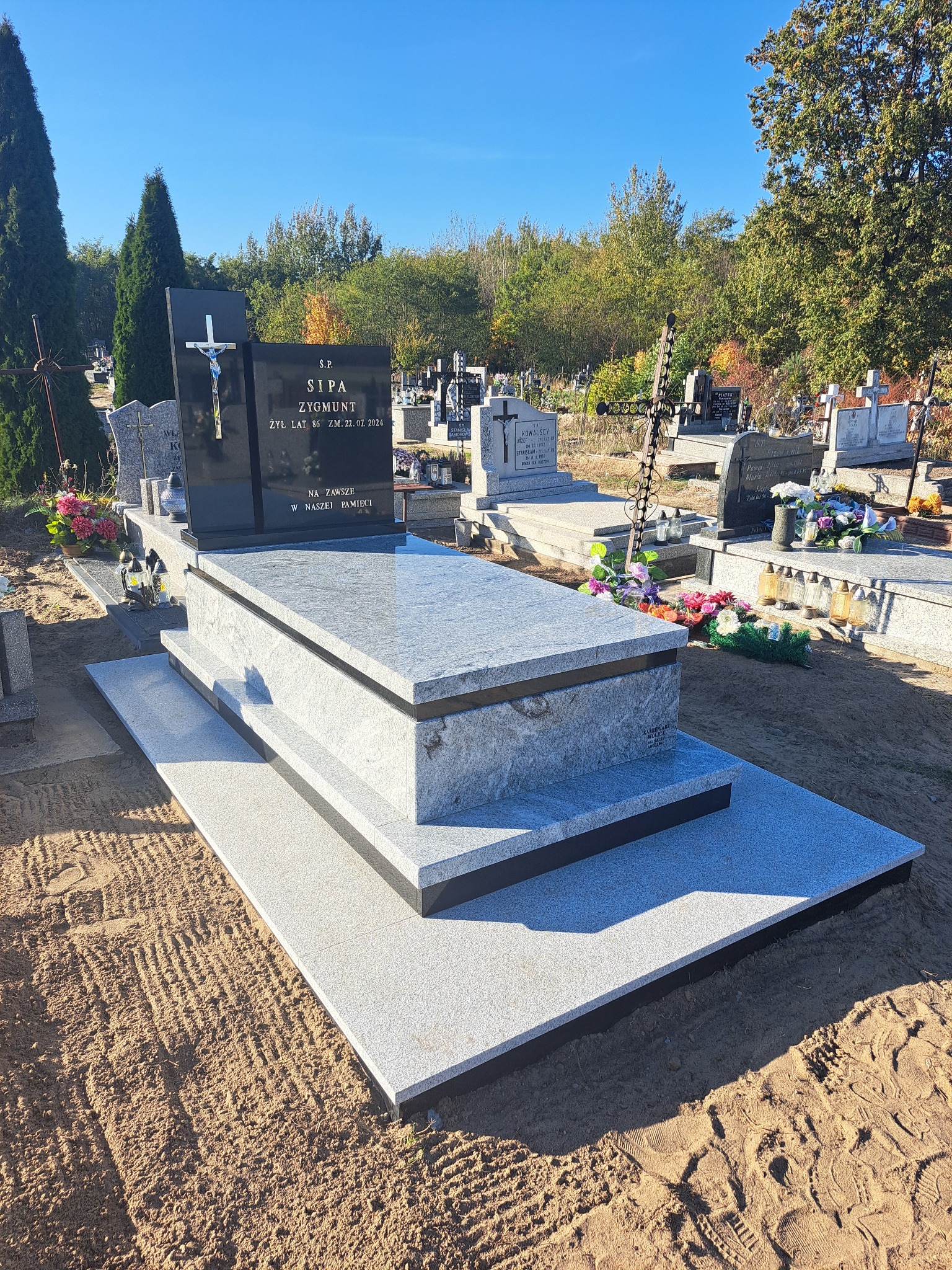 Granit viscont white + czarny posadzka granit płomieniowany bianco crystal