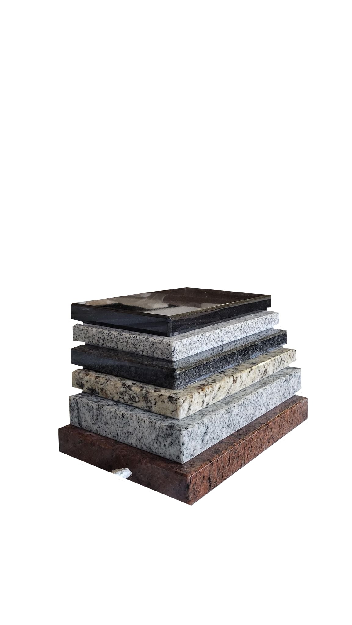 Stos próbek blatów kamiennych i parapetów z konglomeratu o różnych kolorach i fakturach, ułożonych na sobie na białym tle, z widoczną krawędzią brązowego blatu na dole i czarnego na górze.