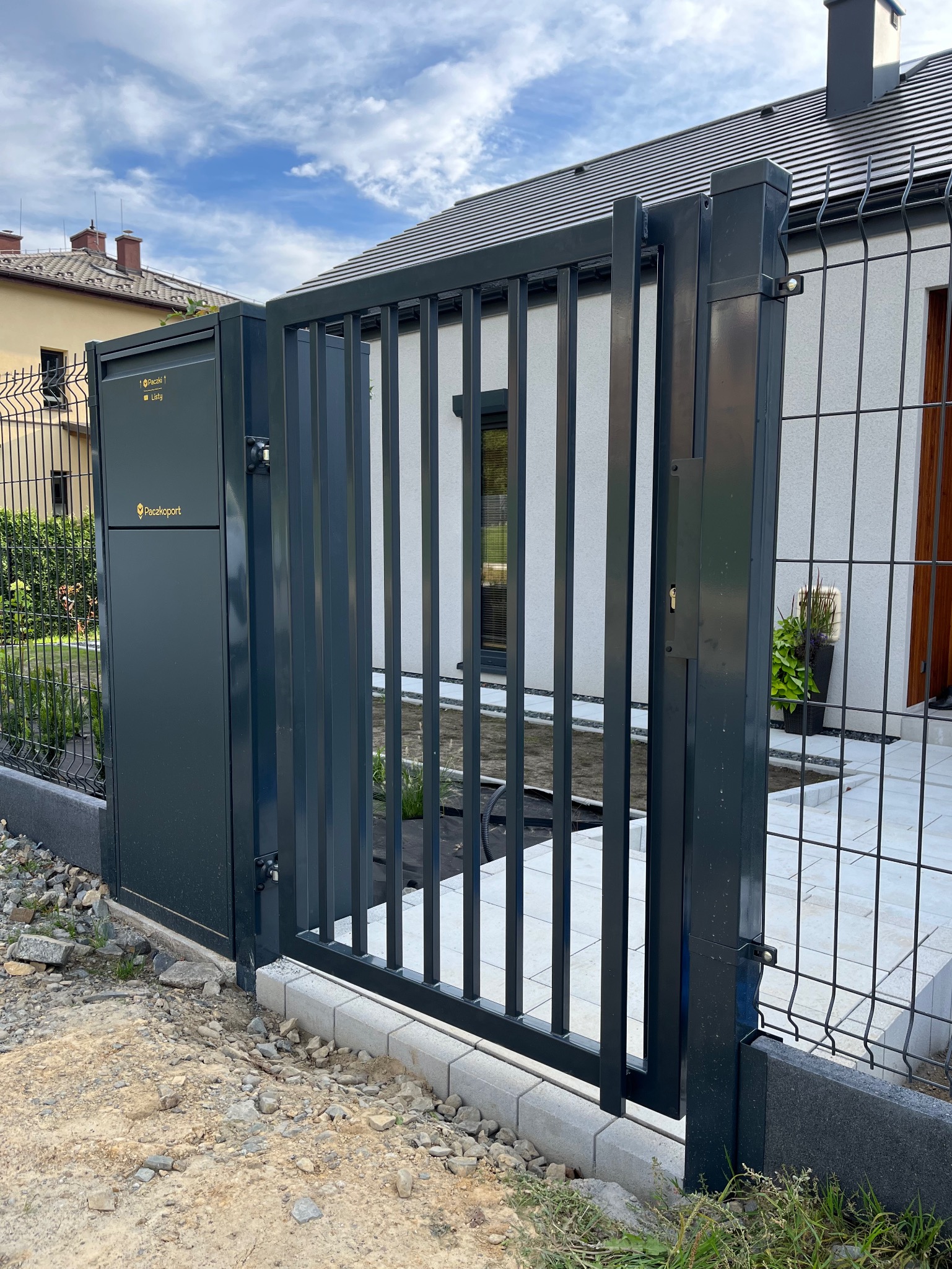 Furtka wraz ze słupkiem multimedialnym Bielsko-Biała