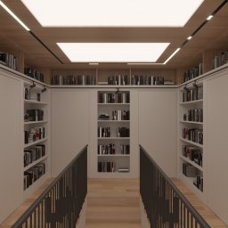 QUALI WNĘTRZA SPÓŁKA Z OGRANICZONĄ ODPOWIEDZIALNOŚCIĄ - Białe, wbudowane regały na książki z oświetleniem punktowym na górze, drewniany sufit z kwadratowym panelem LED, widok z góry schodów z metalową balustradą.